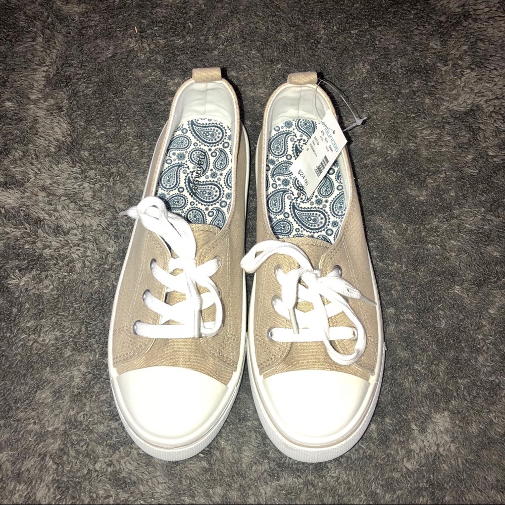 NWT. Maurice's canvas shoe. 👌